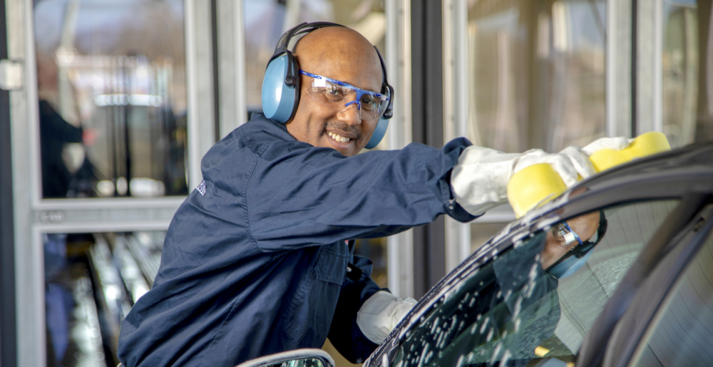 Biltvätt schamponering med svampp